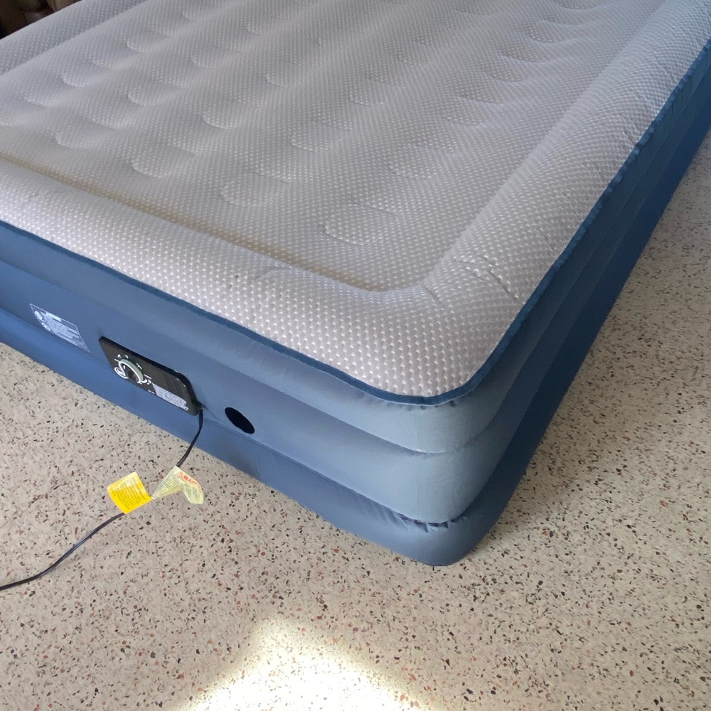 Serra 18” raised TPU Wueen air mattress w 4 comfort pump